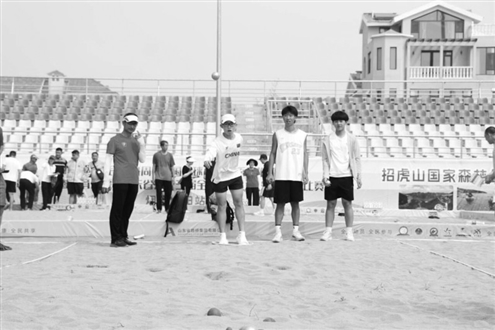 小金属地掷球比赛中